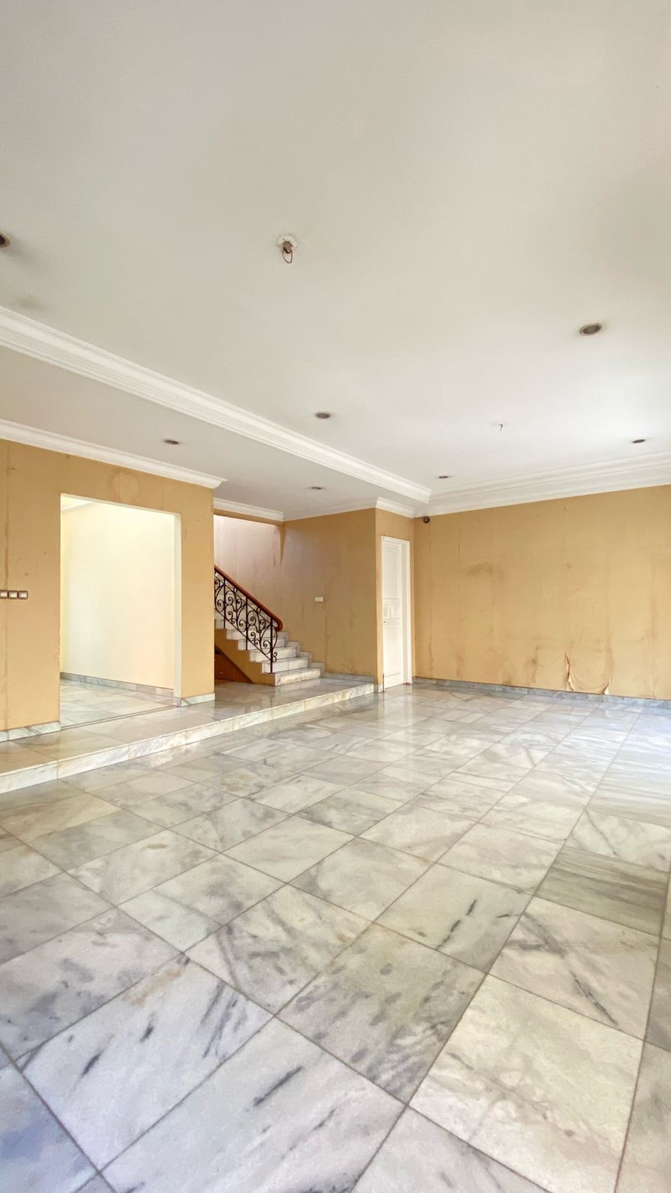 Rumah Mewah dengan Kolam Renang di Lebak Bulus - Lokasi Premium, Harga Spesial