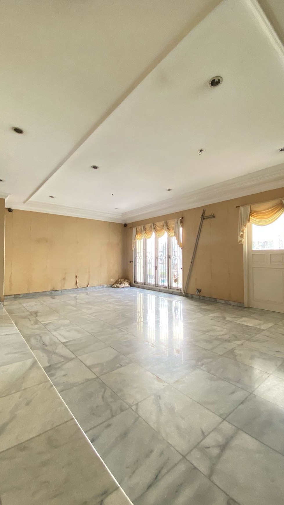 Rumah Mewah dengan Kolam Renang di Lebak Bulus - Lokasi Premium, Harga Spesial