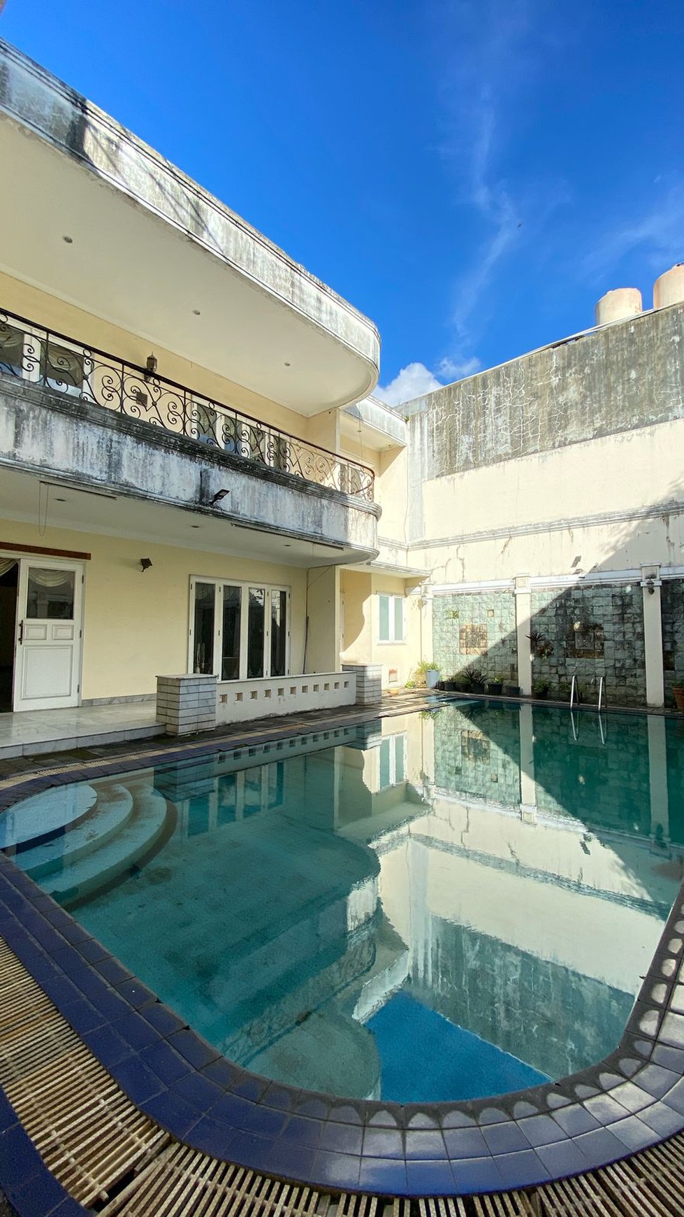 Rumah Mewah dengan Kolam Renang di Lebak Bulus - Lokasi Premium, Harga Spesial