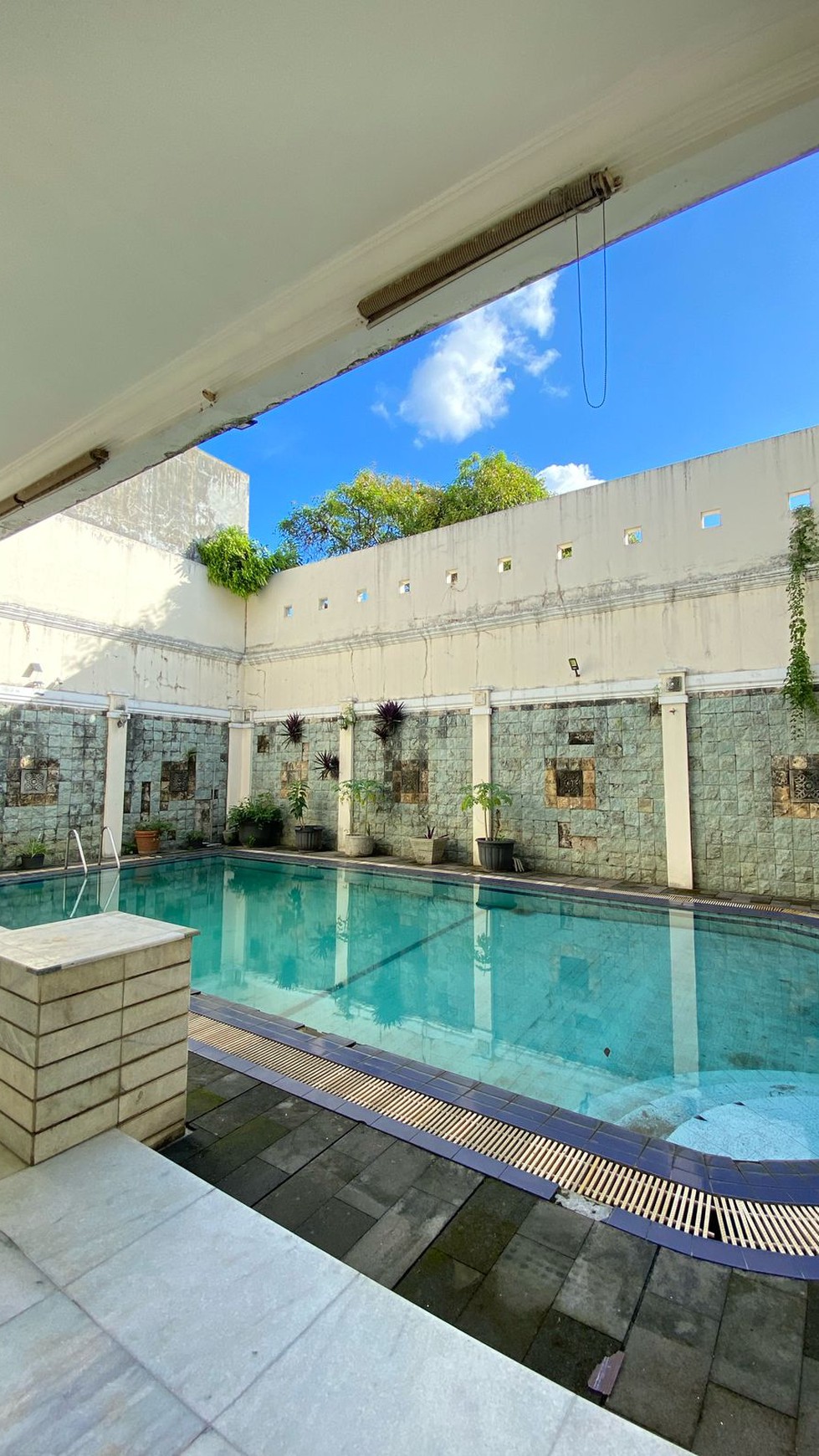 Rumah Mewah dengan Kolam Renang di Lebak Bulus - Lokasi Premium, Harga Spesial