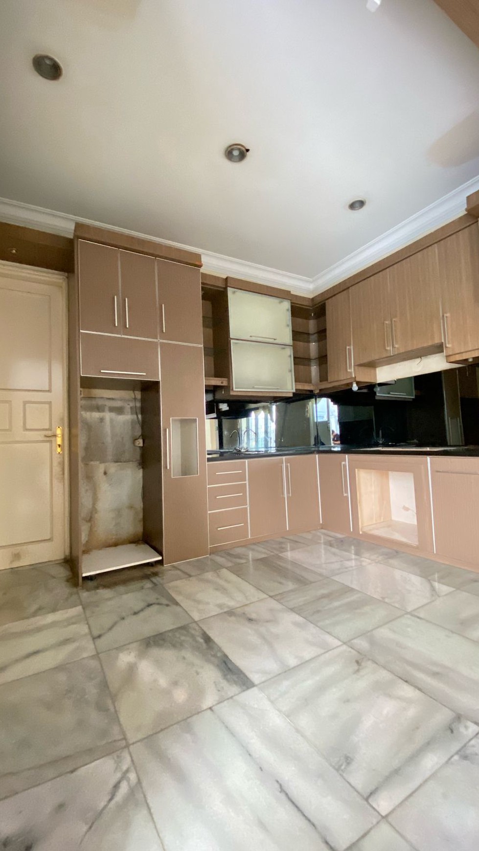 Rumah Mewah dengan Kolam Renang di Lebak Bulus - Lokasi Premium, Harga Spesial