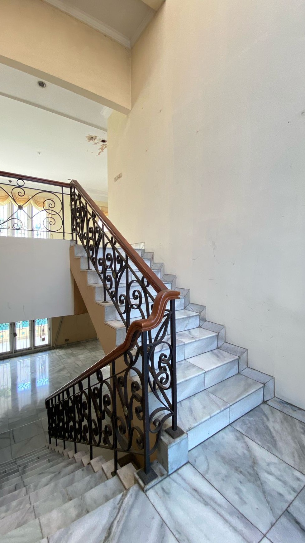 Rumah Mewah dengan Kolam Renang di Lebak Bulus - Lokasi Premium, Harga Spesial