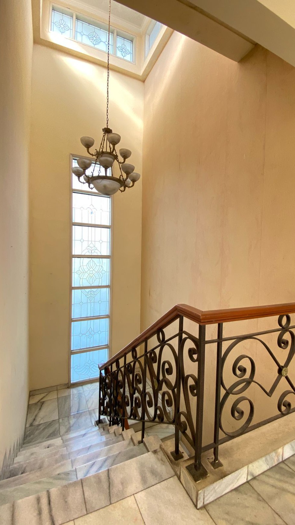 Rumah Mewah dengan Kolam Renang di Lebak Bulus - Lokasi Premium, Harga Spesial