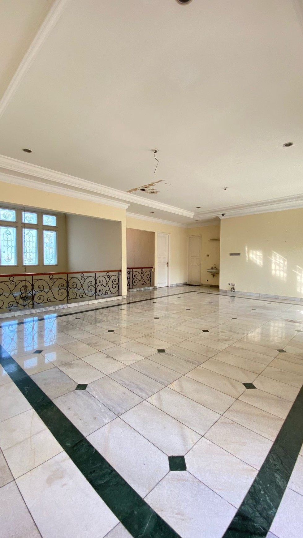 Rumah Mewah dengan Kolam Renang di Lebak Bulus - Lokasi Premium, Harga Spesial