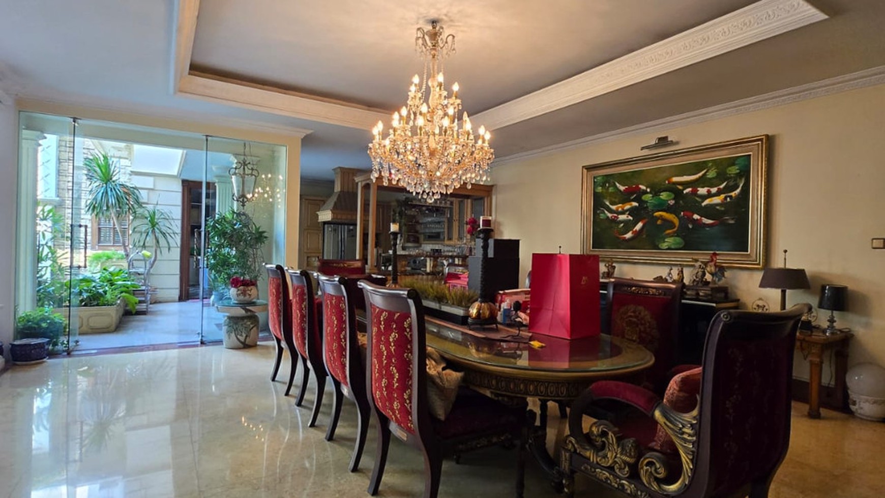 Rumah Modern 2 lantai bagus dan siap huni, luas 745 m2. Menteng Jakarta pusat