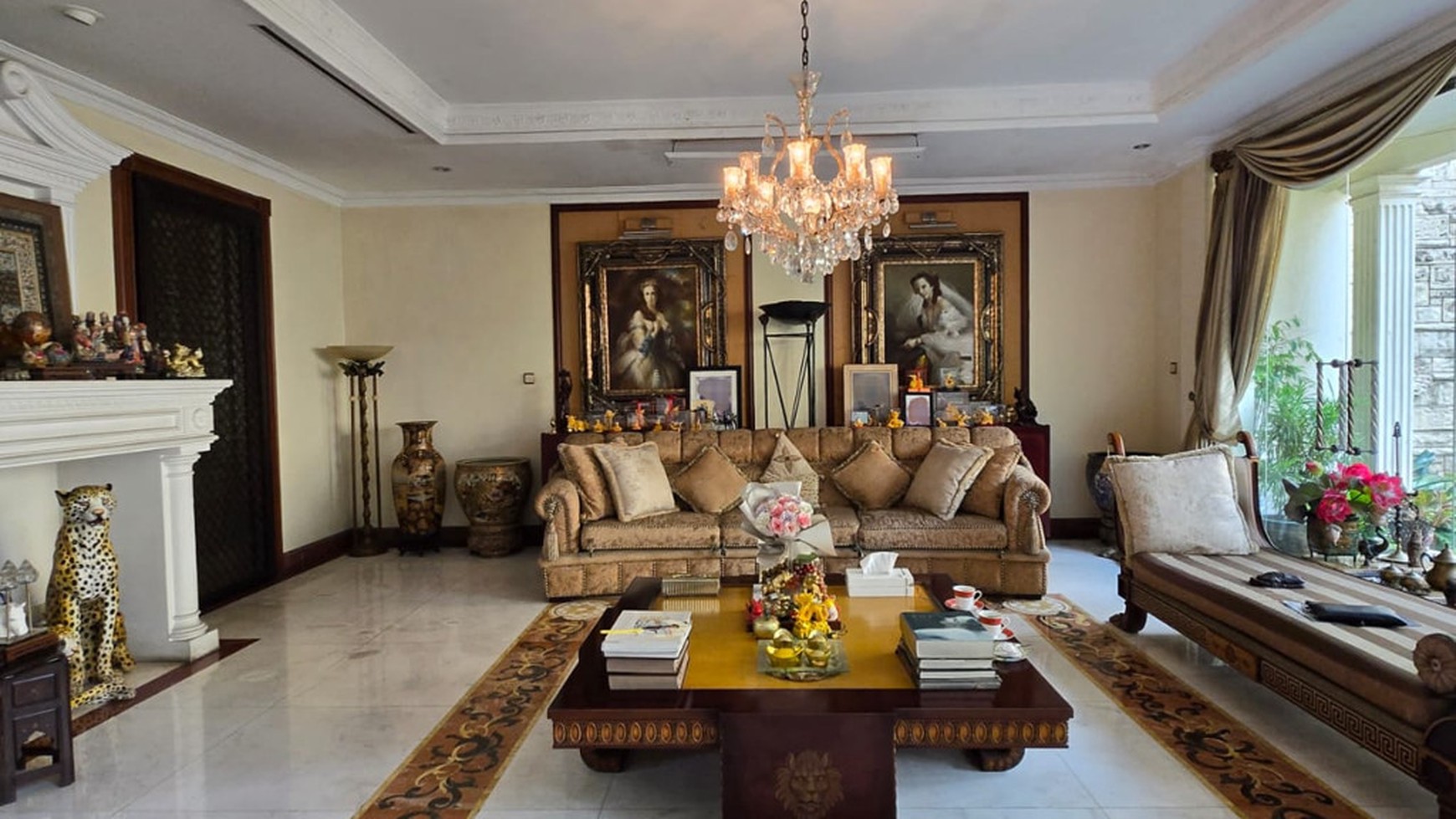 Rumah Modern 2 lantai bagus dan siap huni, luas 745 m2. Menteng Jakarta pusat