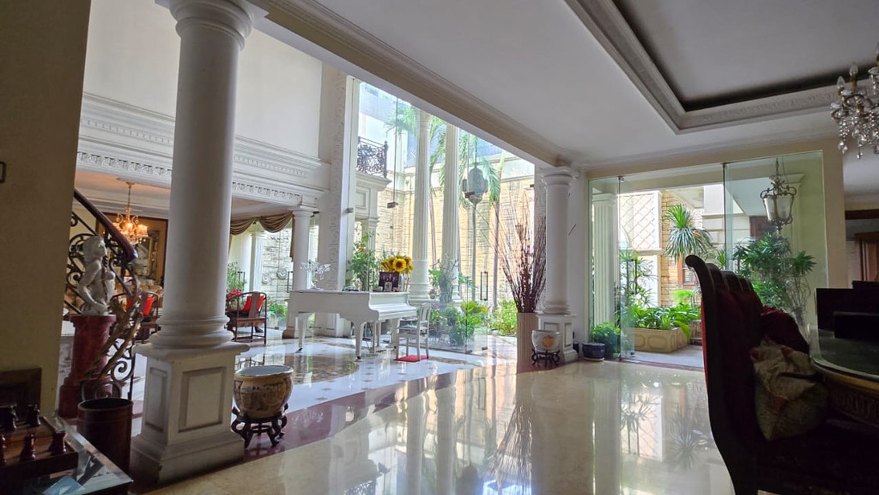 Rumah Modern 2 lantai bagus dan siap huni, luas 745 m2. Menteng Jakarta pusat