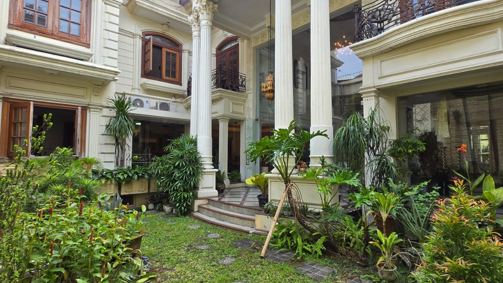 Rumah Modern 2 lantai bagus dan siap huni, luas 745 m2. Menteng Jakarta pusat