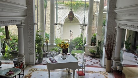 Rumah Modern 2 lantai bagus dan siap huni, luas 745 m2. Menteng Jakarta pusat