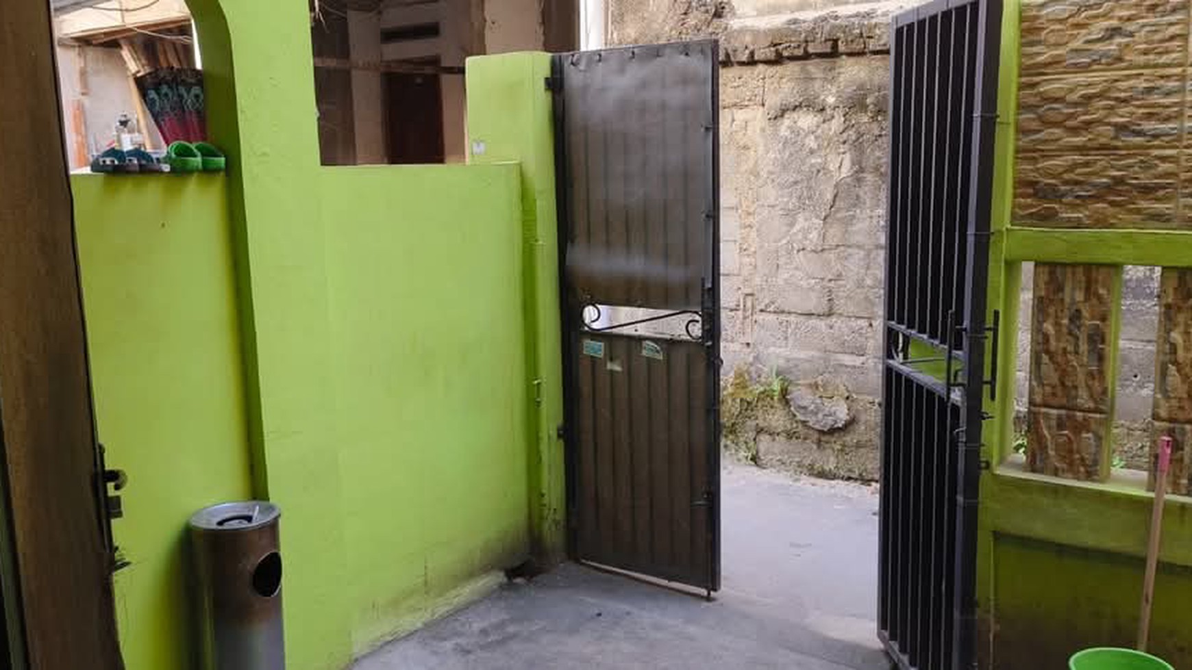 Rumah terawat, rapi lokasi strategis di Jl Johar Baru