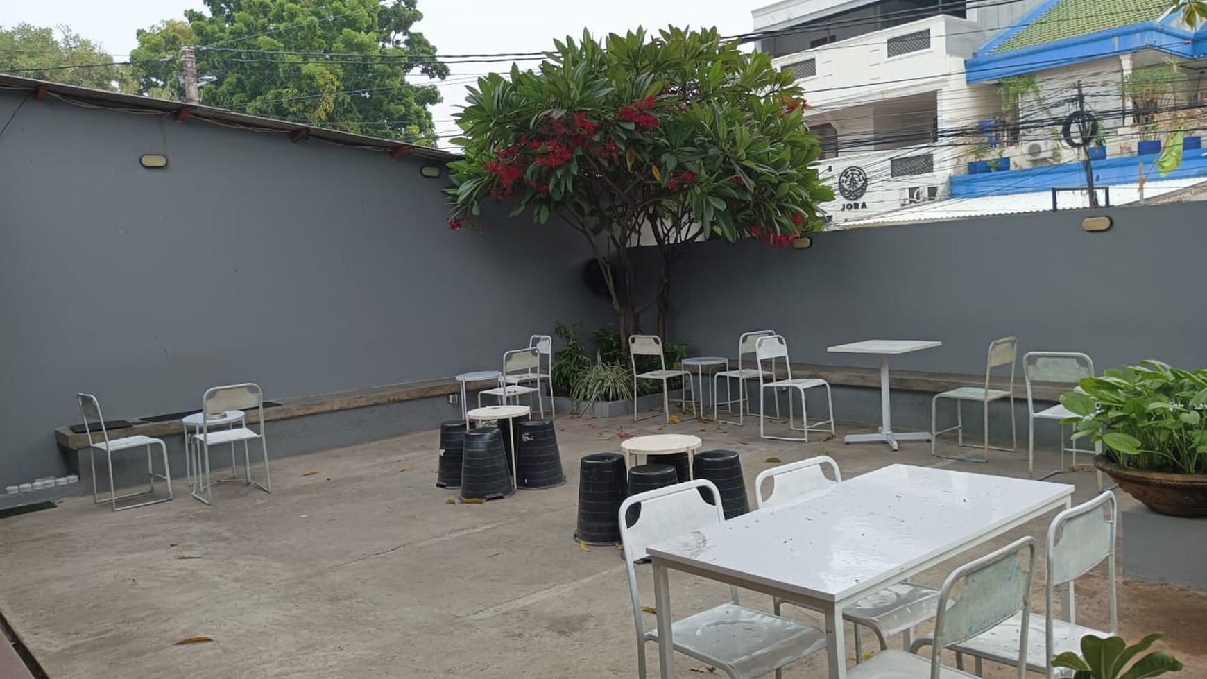 Rumah Posisi Samping Jalan Raya Cocok Untuk Usaha di Tebet Timur