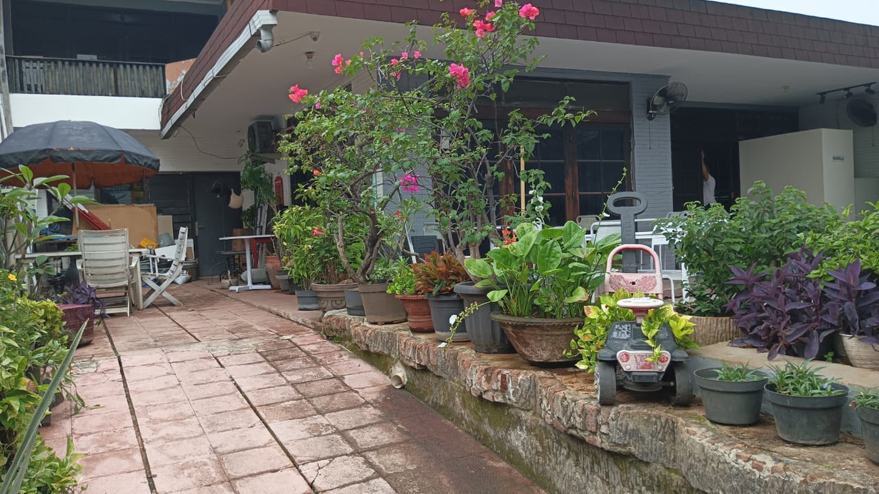 Rumah Posisi Samping Jalan Raya Cocok Untuk Usaha di Tebet Timur