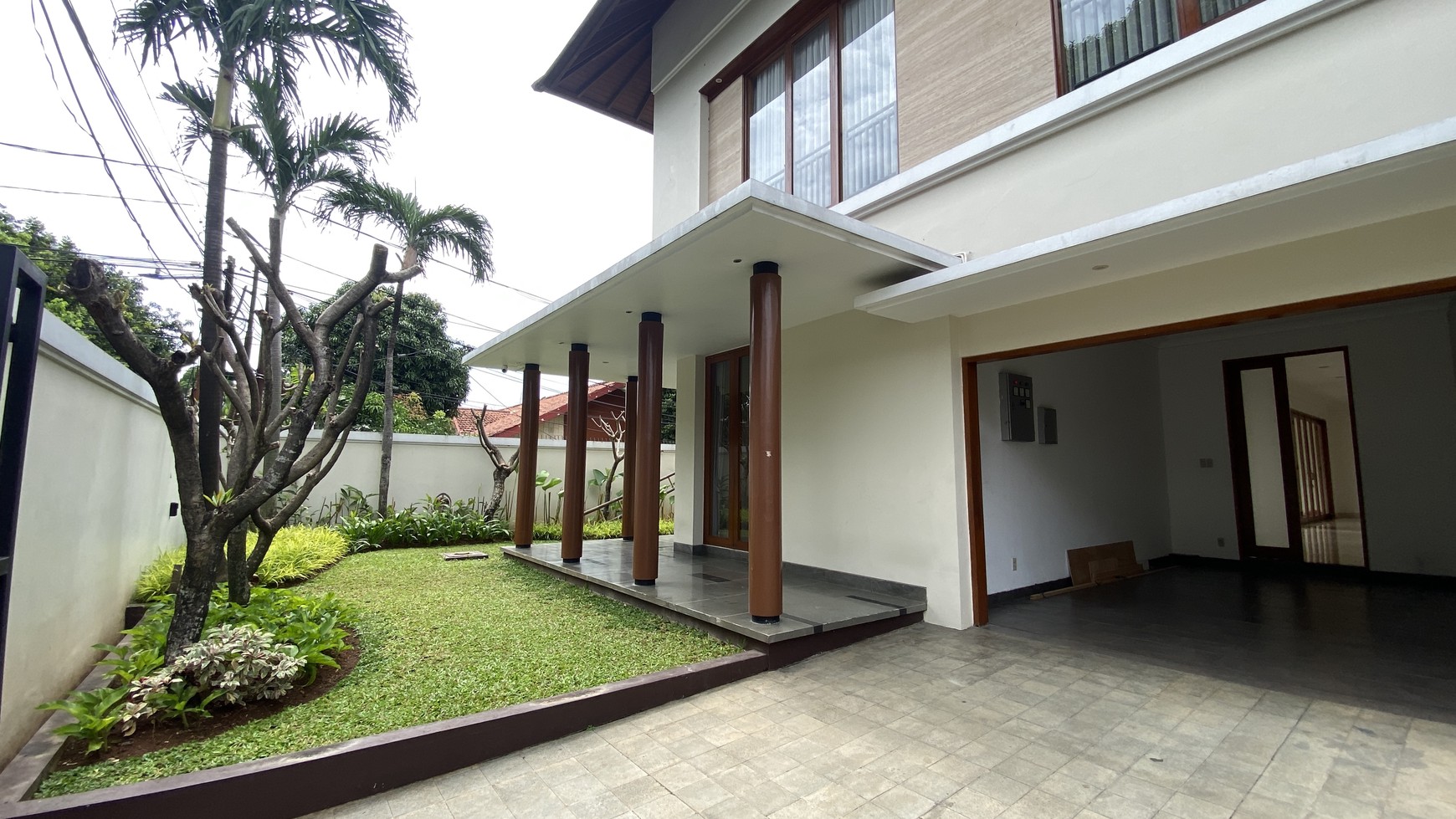 RUMAH BERGAYA MODERN TROPICAL DI CIPETE AREA