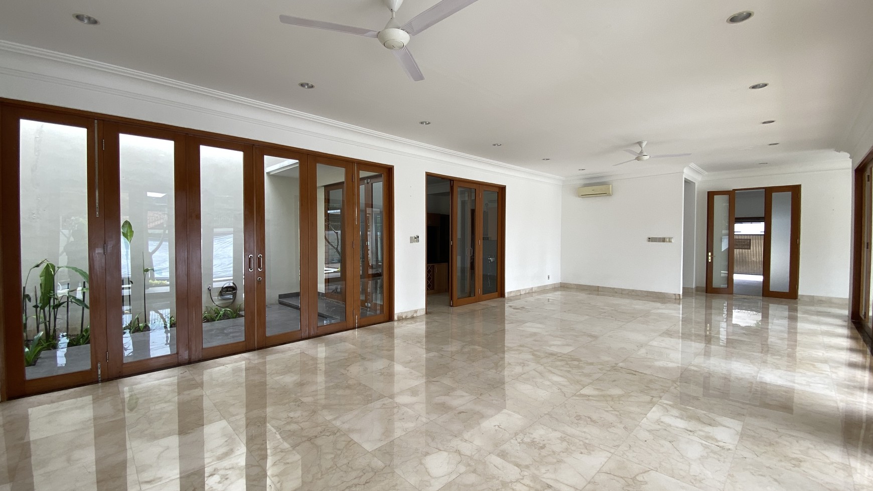 RUMAH BERGAYA MODERN TROPICAL DI CIPETE AREA