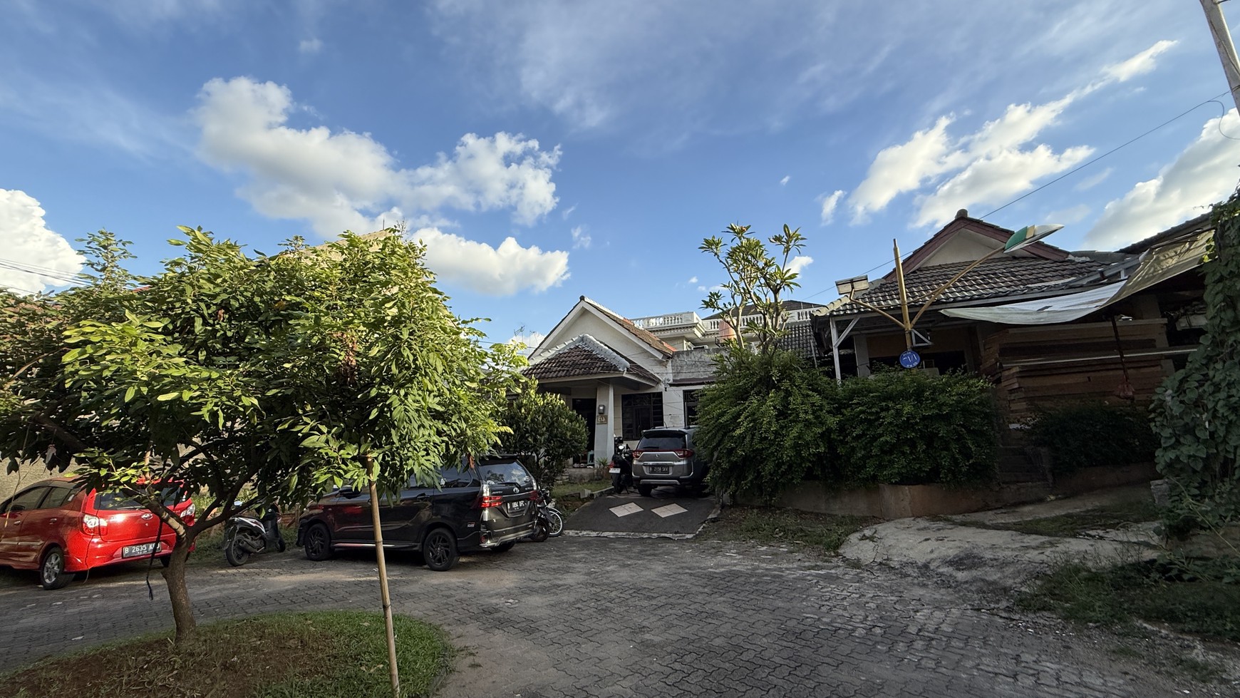 RUMAH DI DALAM KOMPLEK TAMAN BOUGENVILLE, PONDOK GEDE