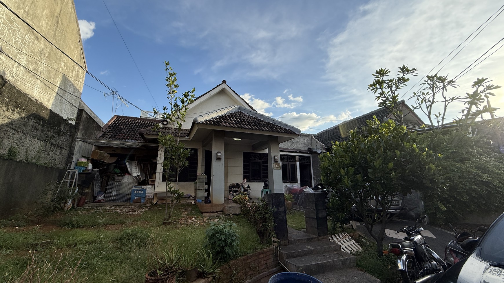 RUMAH DI DALAM KOMPLEK TAMAN BOUGENVILLE, PONDOK GEDE