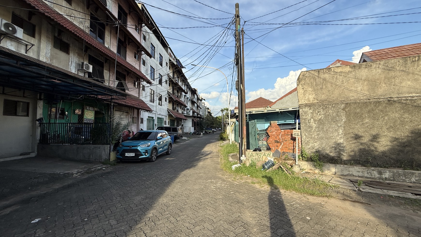 RUMAH DI DALAM KOMPLEK TAMAN BOUGENVILLE, PONDOK GEDE