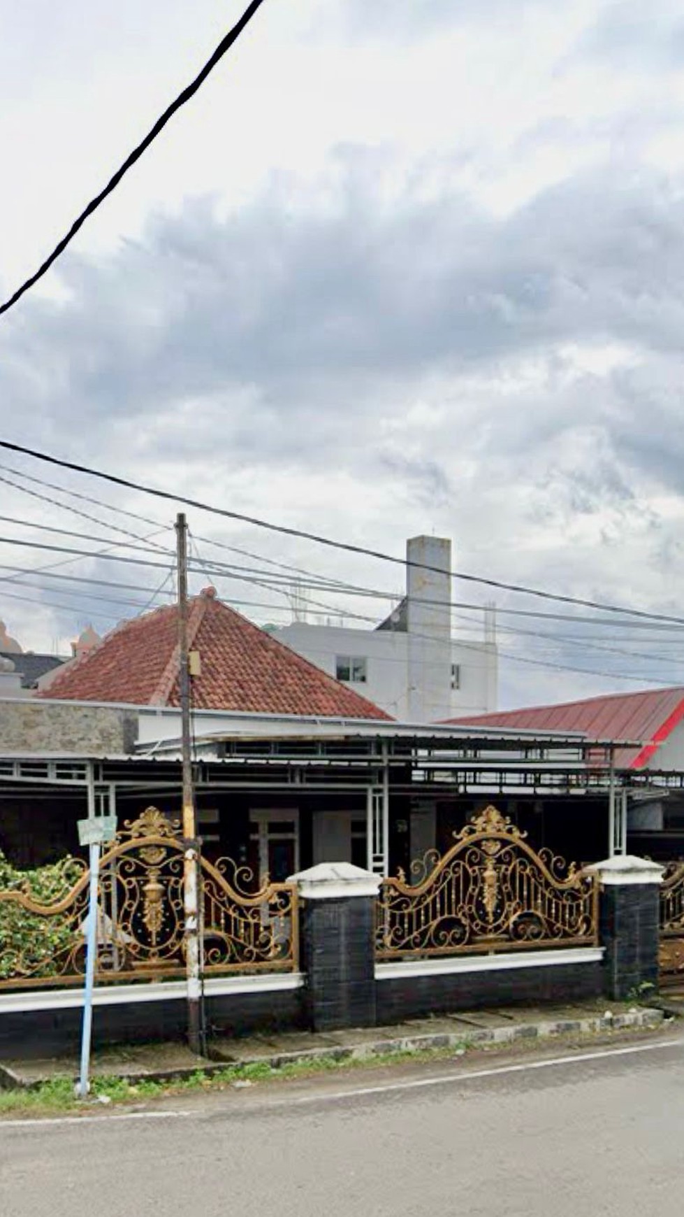 Dijual Rumah Strategis di Pusat Kota (Enggal)