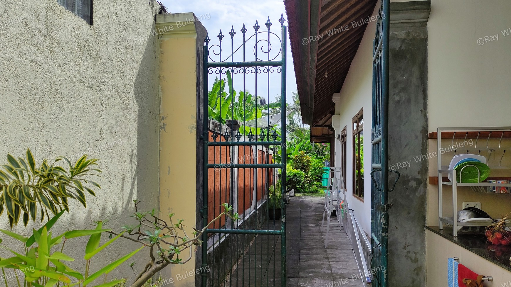 A STUNNING VILLA LOCATED IN THE HEART OF KALIBUKBUK LOVINA