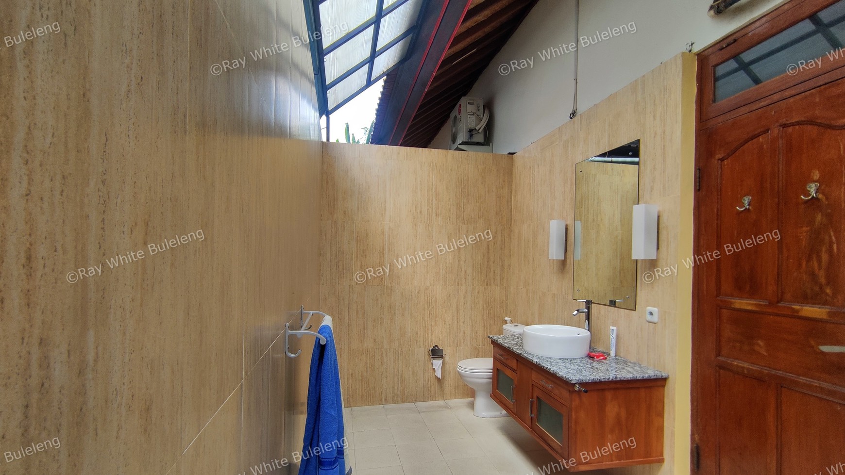 A STUNNING VILLA LOCATED IN THE HEART OF KALIBUKBUK LOVINA