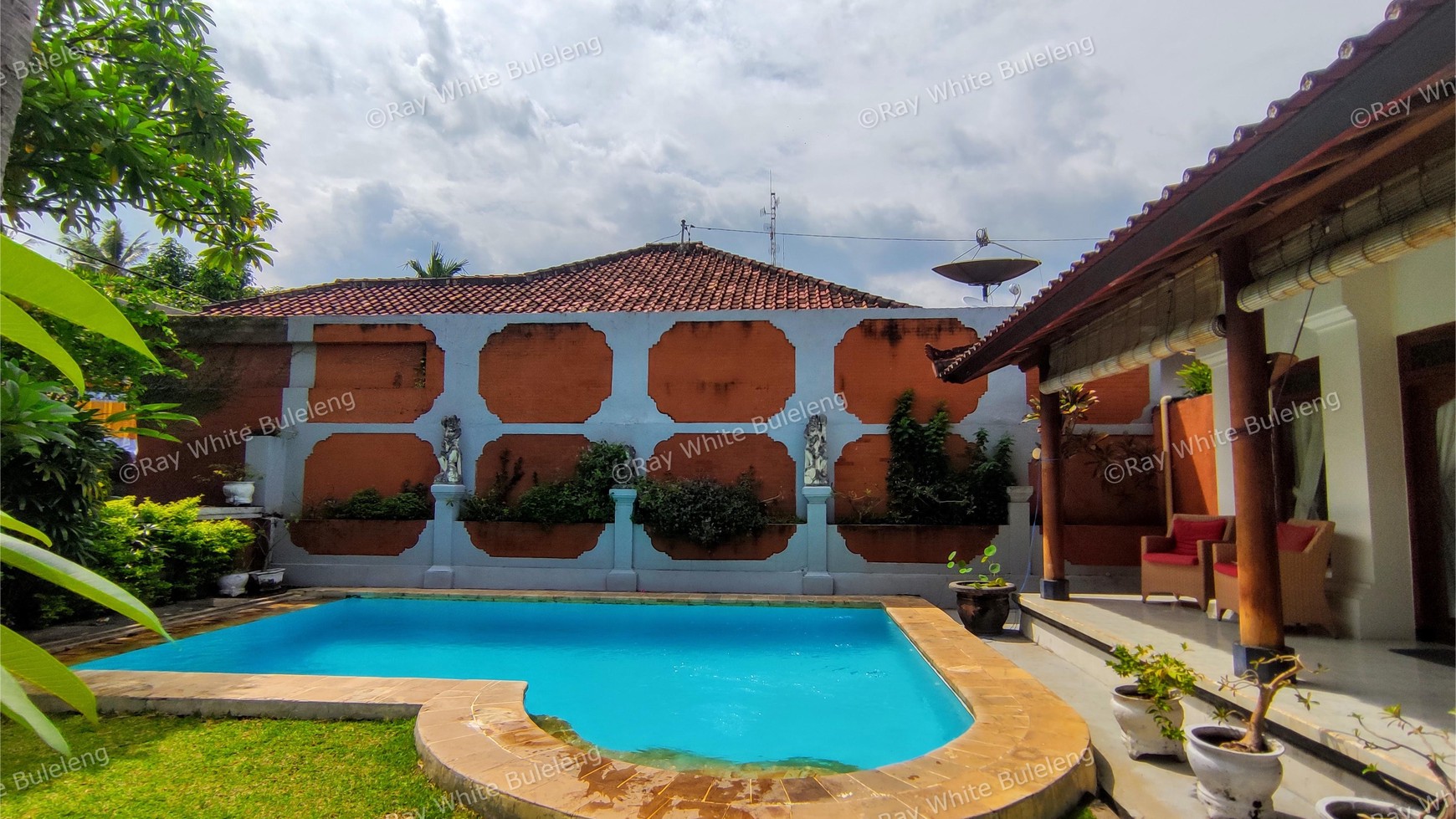 A STUNNING VILLA LOCATED IN THE HEART OF KALIBUKBUK LOVINA