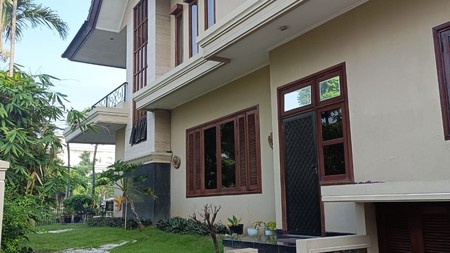 Graha Family Surabaya: Rumah Mewah Furnished Dijual, Strategis & Murah! 