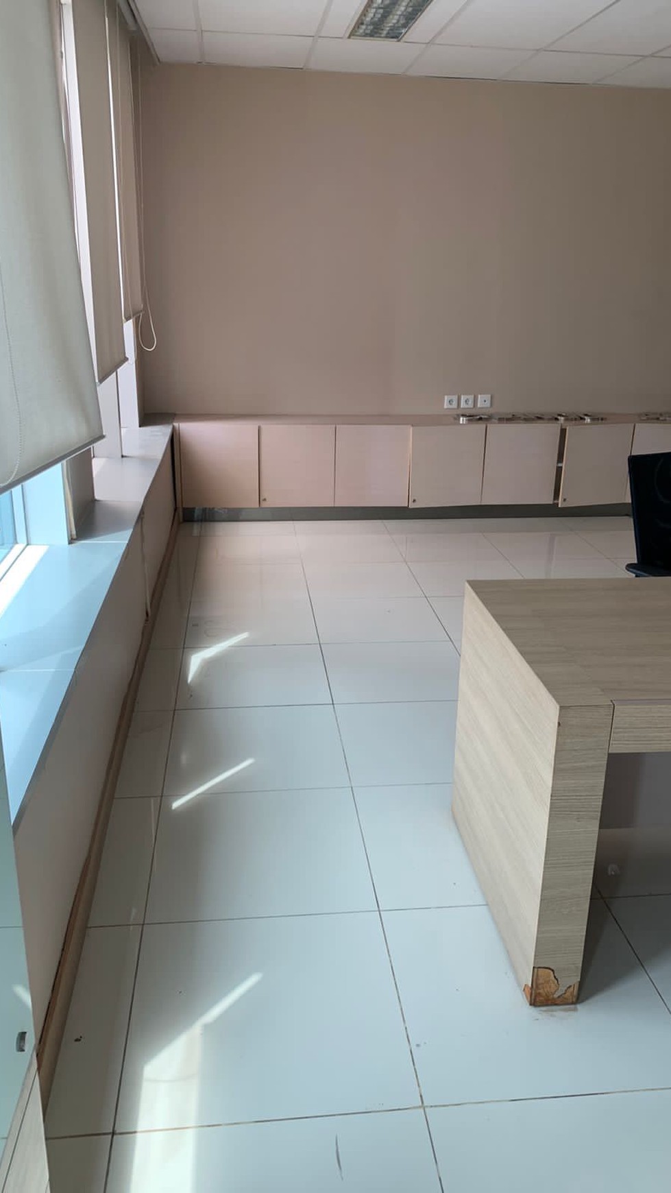 Office Tower grade A, The East Office Lantai Middle Luas 210M, semi furnished , view bagus