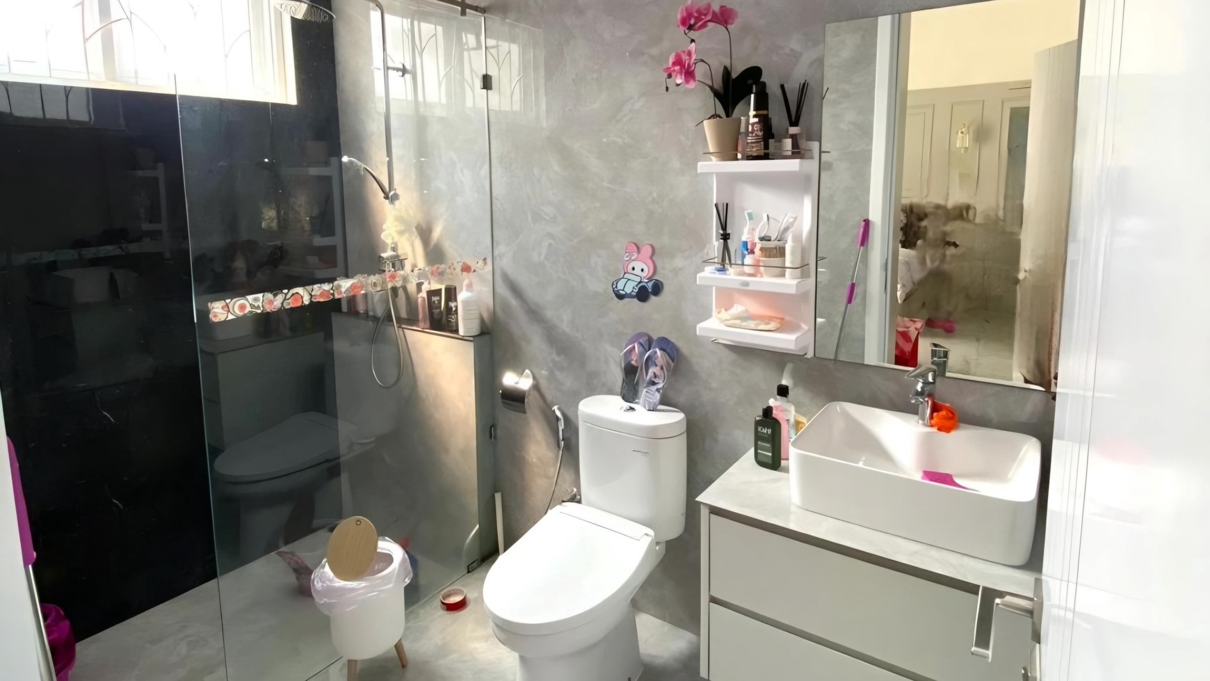 Rumah Bonus Furnished di Kencana Loka BSD City, dekat ke Exit Tol BSD