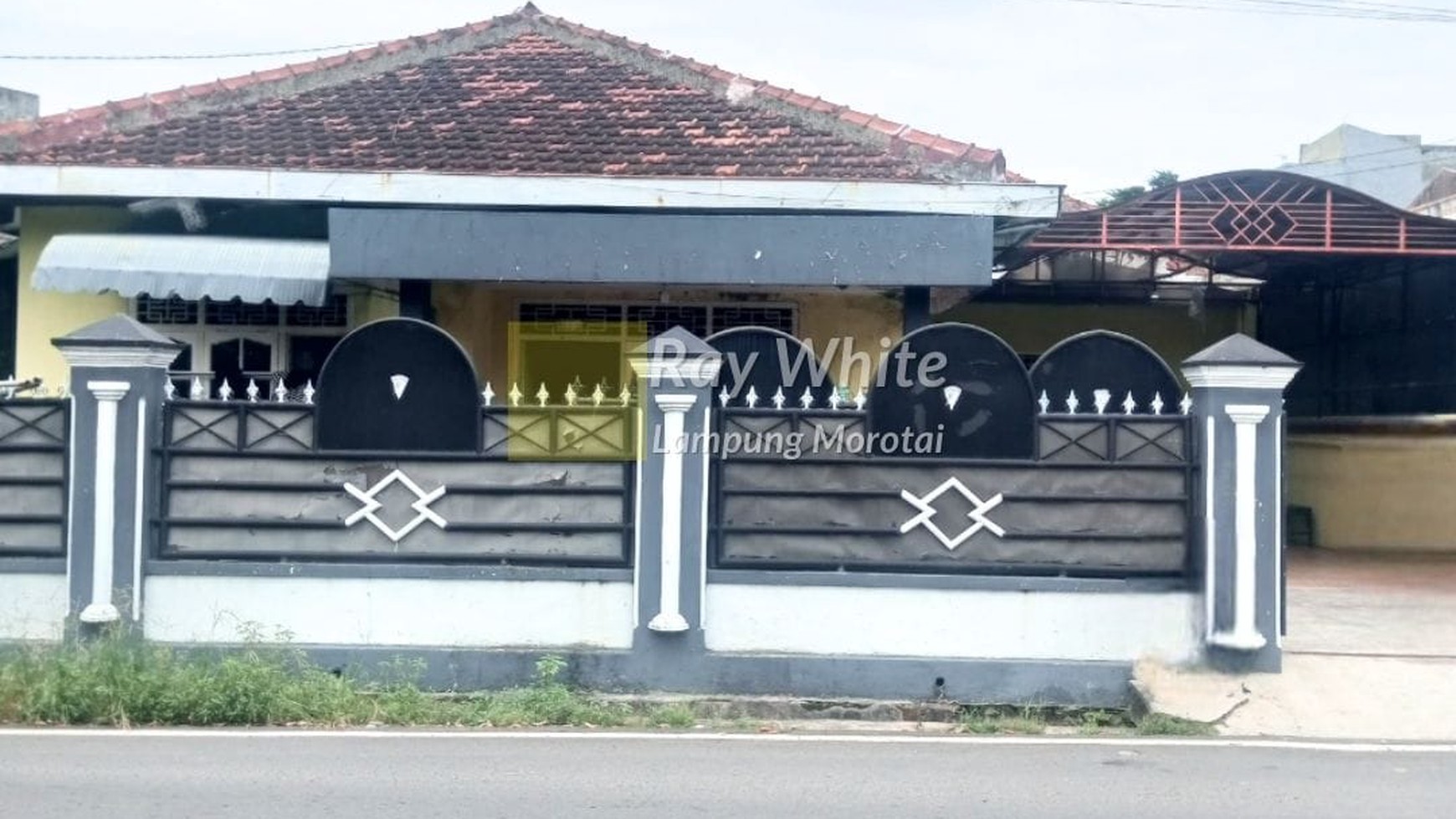 Dijual Rumah di Depan Jalan Lebar aspal is