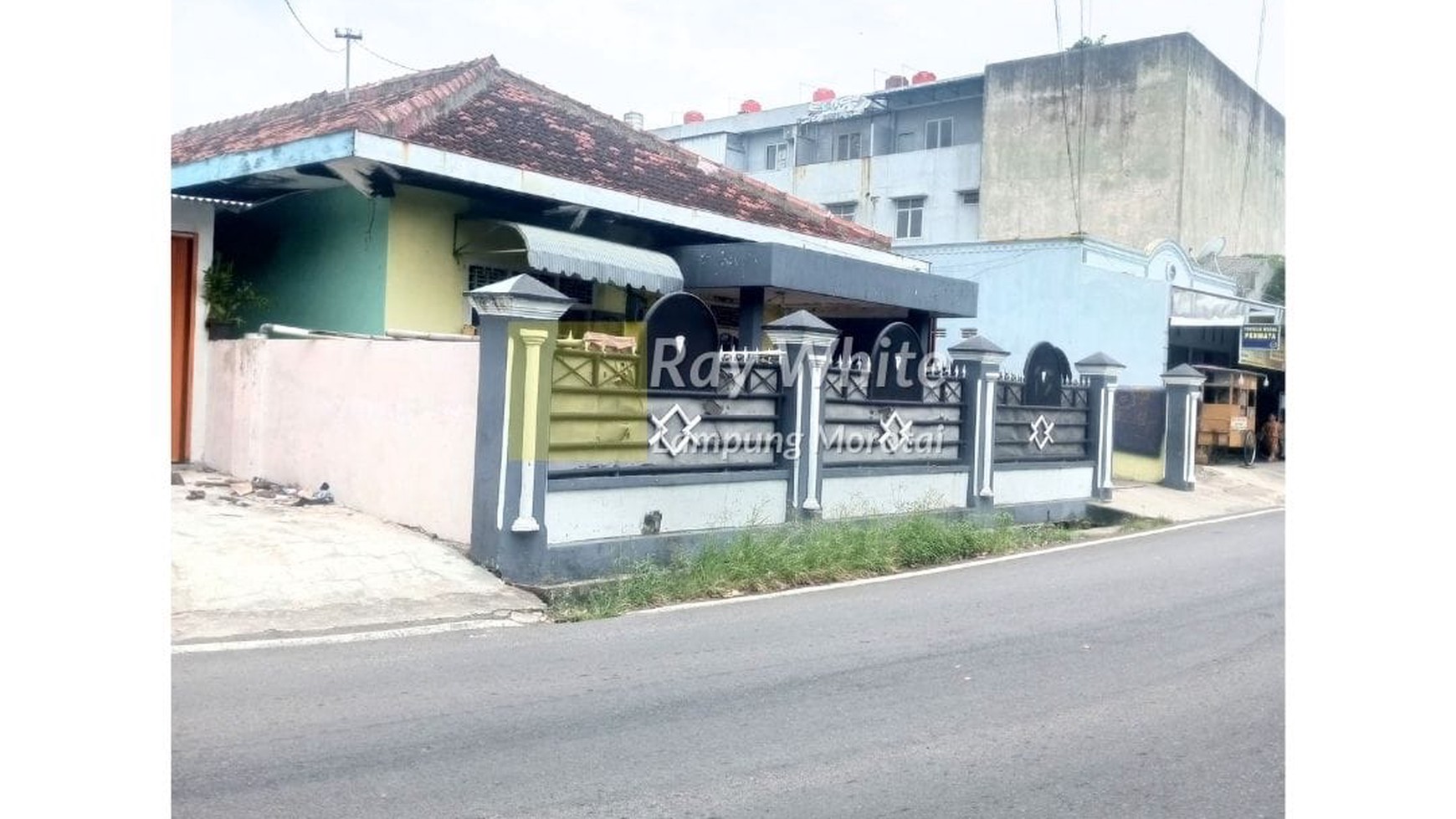 Dijual Rumah di Depan Jalan Lebar aspal is