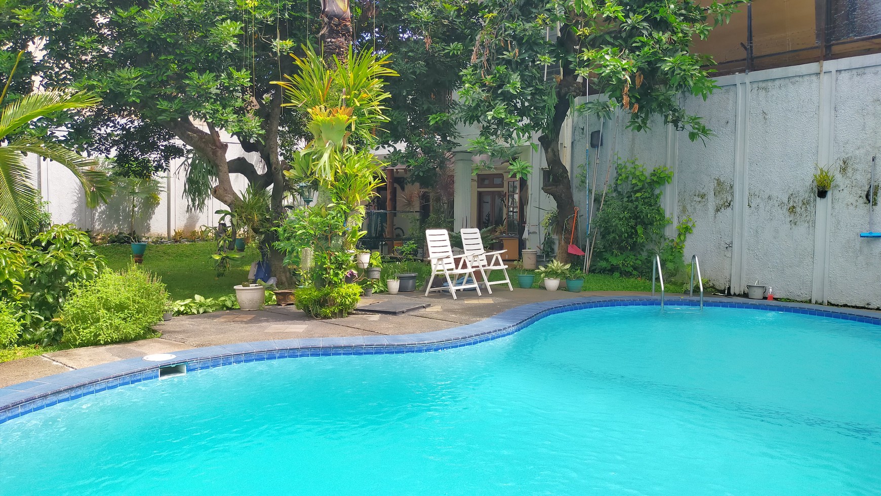 Rumah Klasik Dengan Fasilitas Kolam Renang Pribadi di Lokasi Strategis Dekat Stasiun MRT