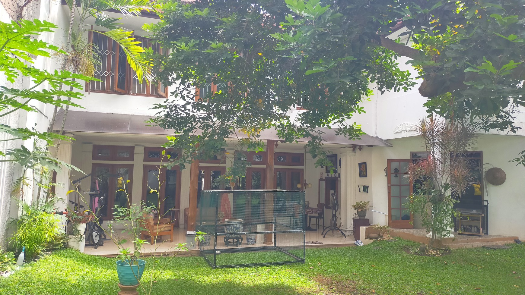 Rumah Klasik Dengan Fasilitas Kolam Renang Pribadi di Lokasi Strategis Dekat Stasiun MRT