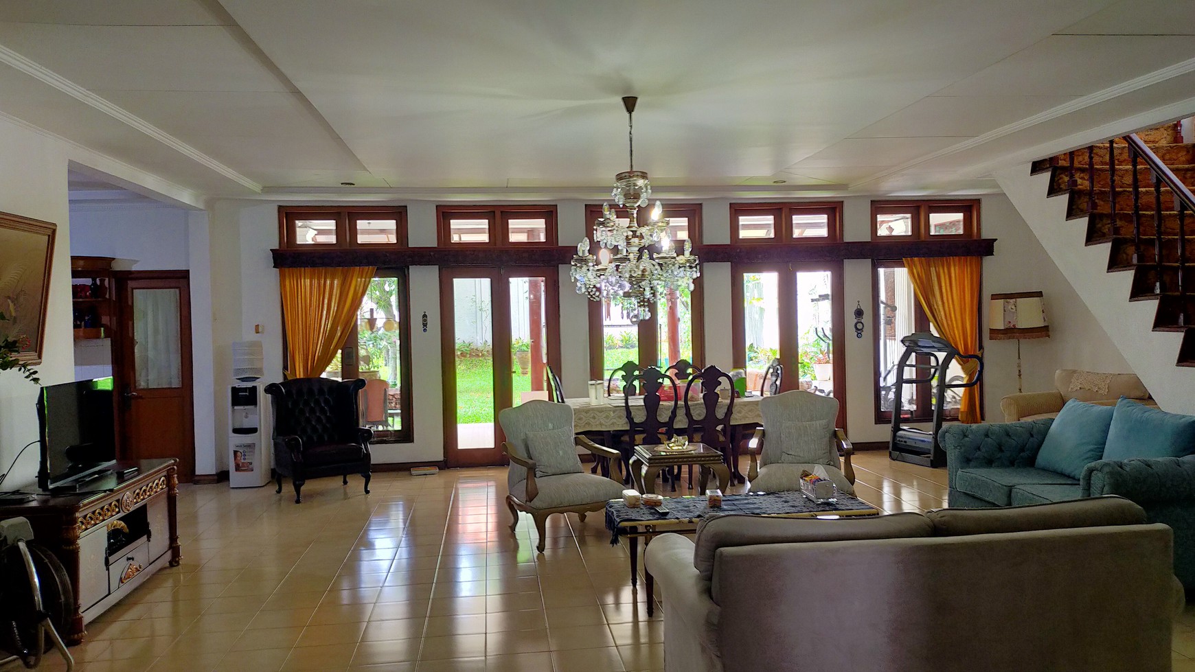 Rumah Klasik Dengan Fasilitas Kolam Renang Pribadi di Lokasi Strategis Dekat Stasiun MRT