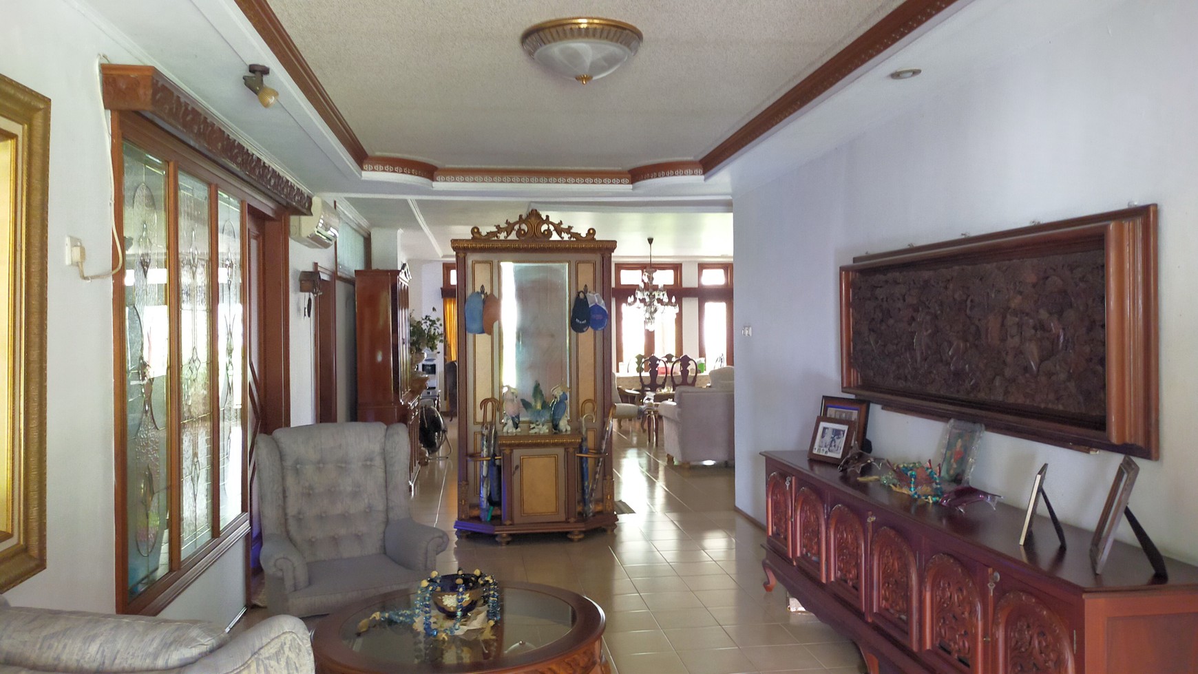 Rumah Klasik Dengan Fasilitas Kolam Renang Pribadi di Lokasi Strategis Dekat Stasiun MRT