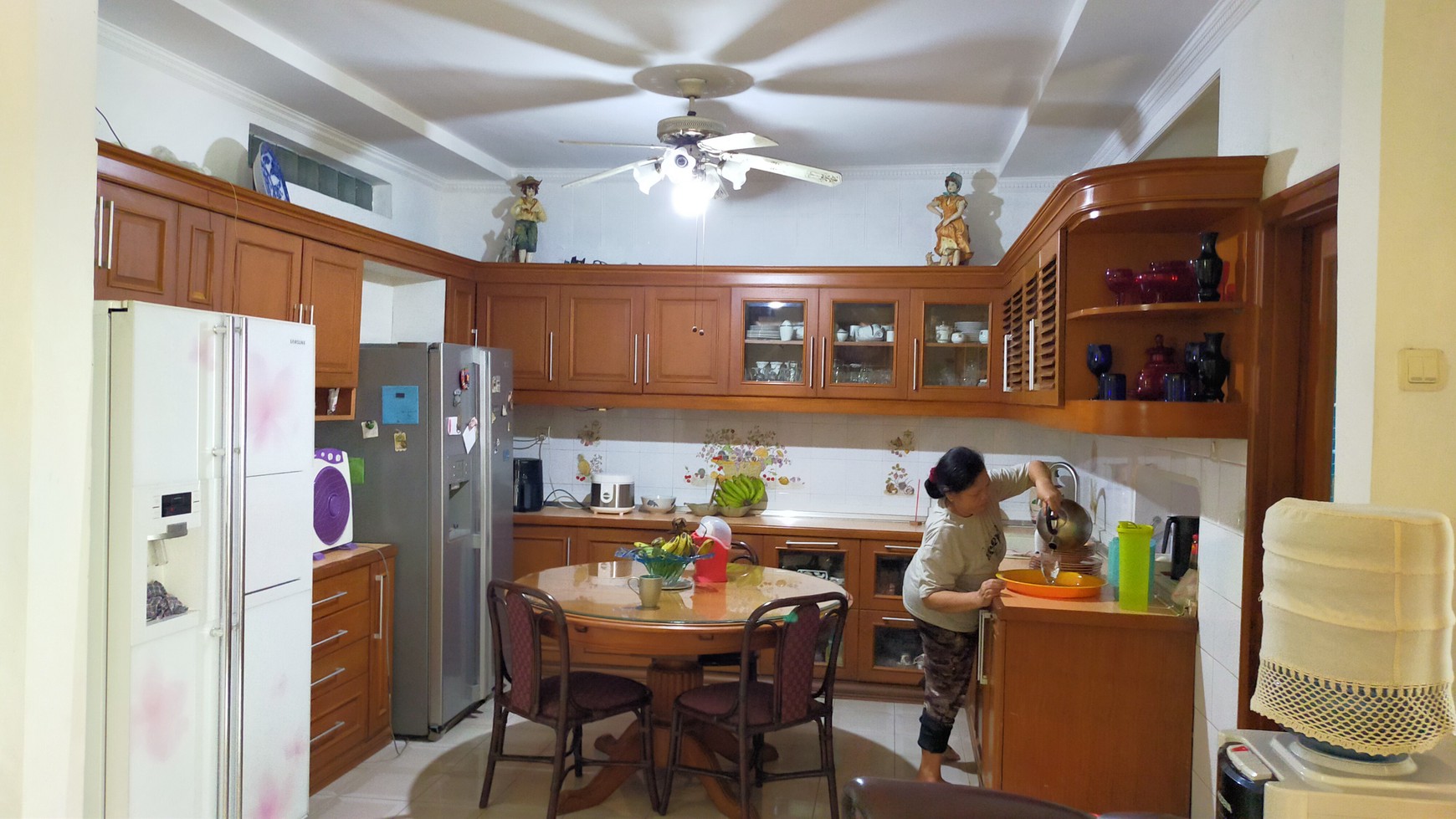 Rumah Klasik Dengan Fasilitas Kolam Renang Pribadi di Lokasi Strategis Dekat Stasiun MRT