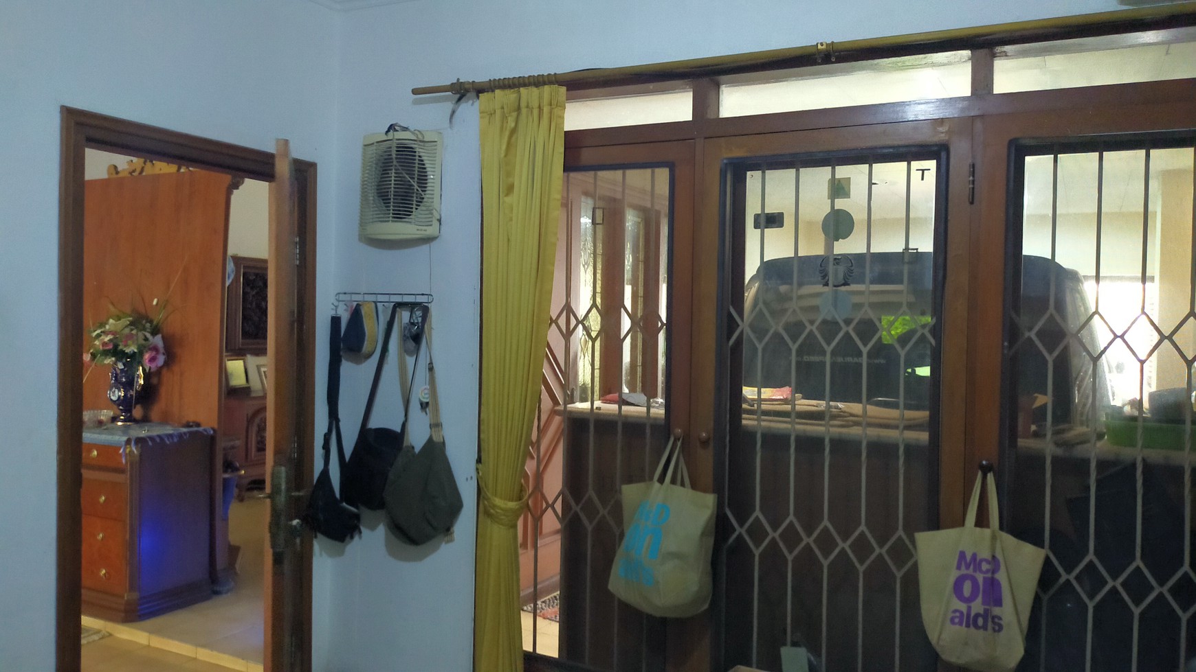 Rumah Klasik Dengan Fasilitas Kolam Renang Pribadi di Lokasi Strategis Dekat Stasiun MRT