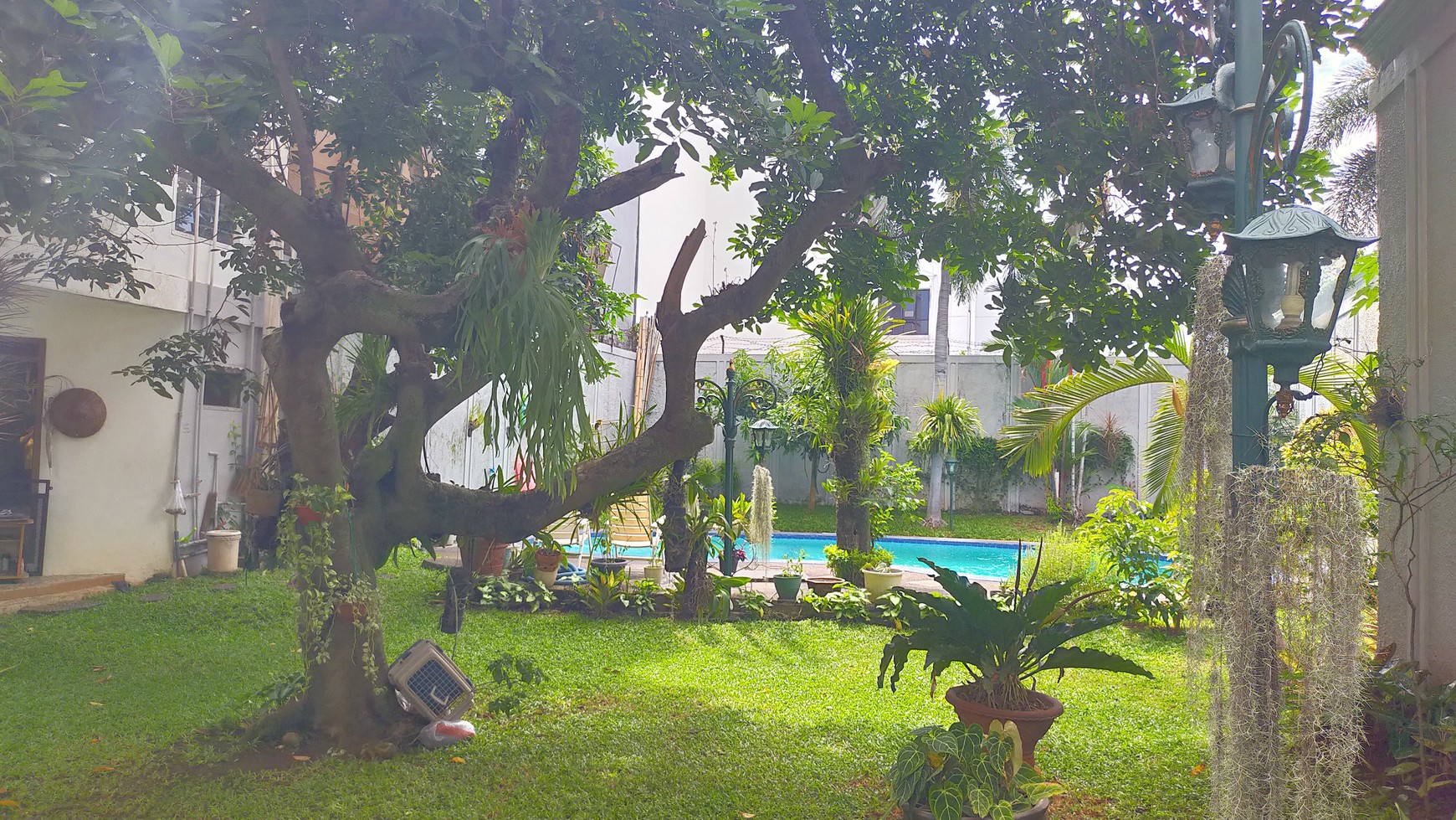 Rumah Klasik Dengan Fasilitas Kolam Renang Pribadi di Lokasi Strategis Dekat Stasiun MRT