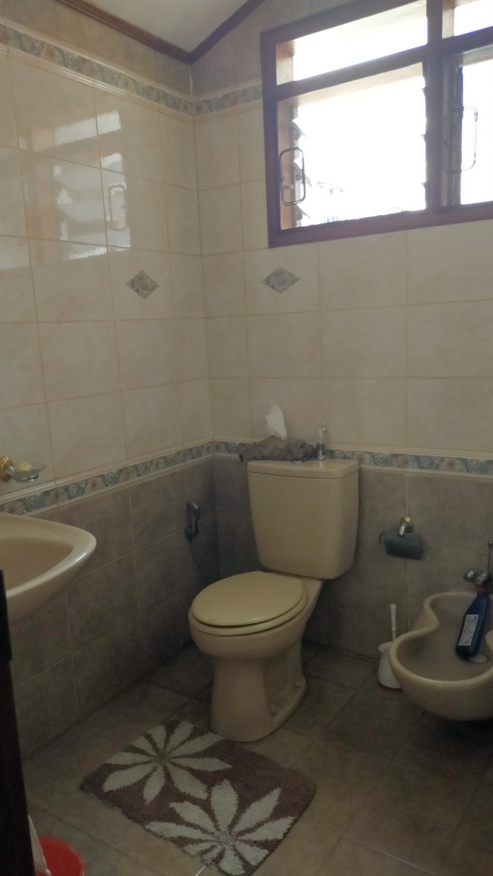 Rumah Klasik Dengan Fasilitas Kolam Renang Pribadi di Lokasi Strategis Dekat Stasiun MRT