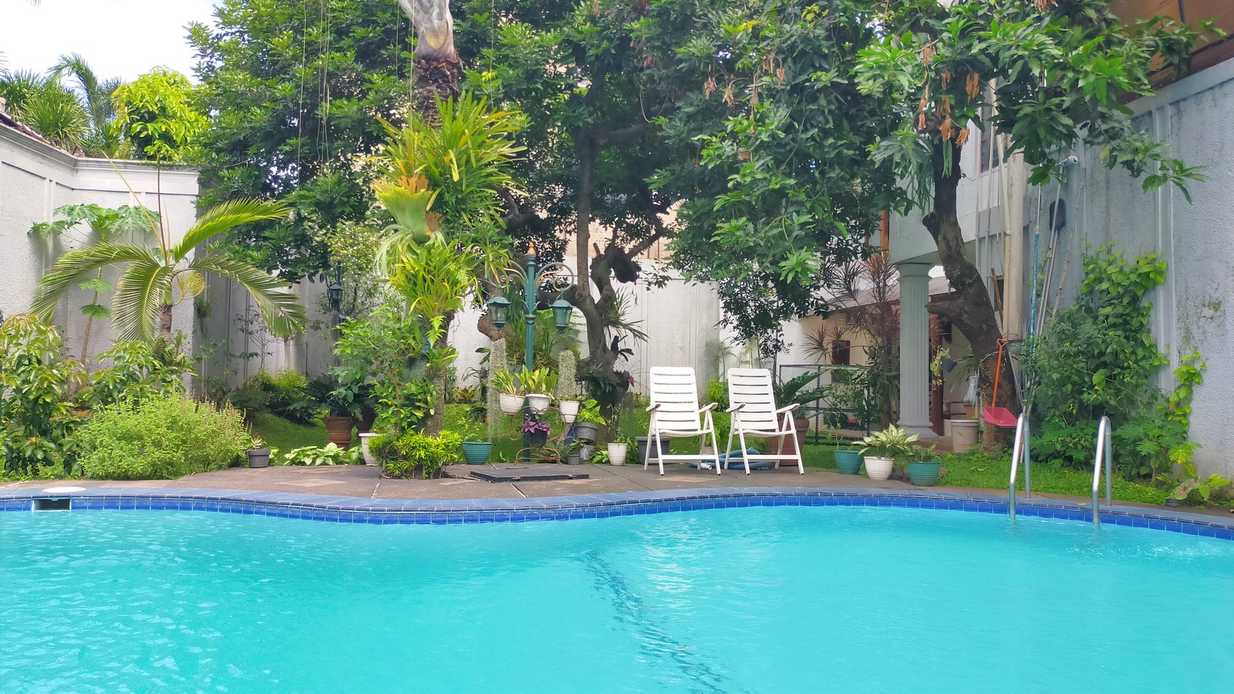 Rumah Klasik Dengan Fasilitas Kolam Renang Pribadi di Lokasi Strategis Dekat Stasiun MRT