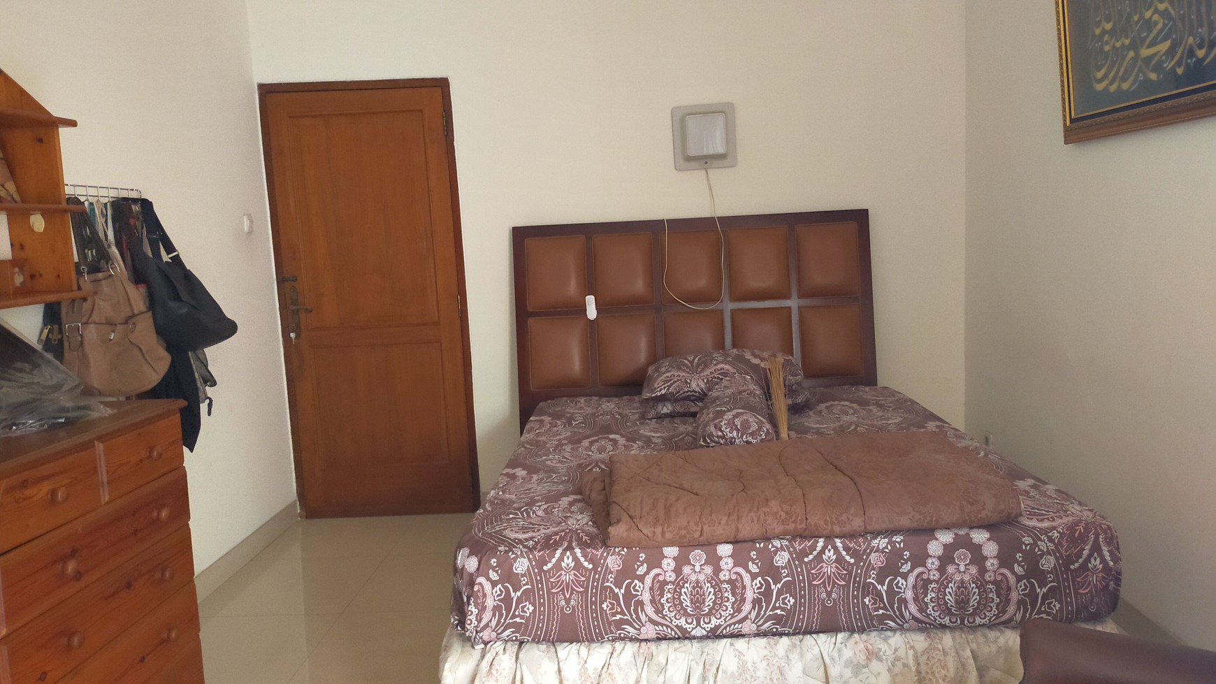 Rumah Klasik Dengan Fasilitas Kolam Renang Pribadi di Lokasi Strategis Dekat Stasiun MRT