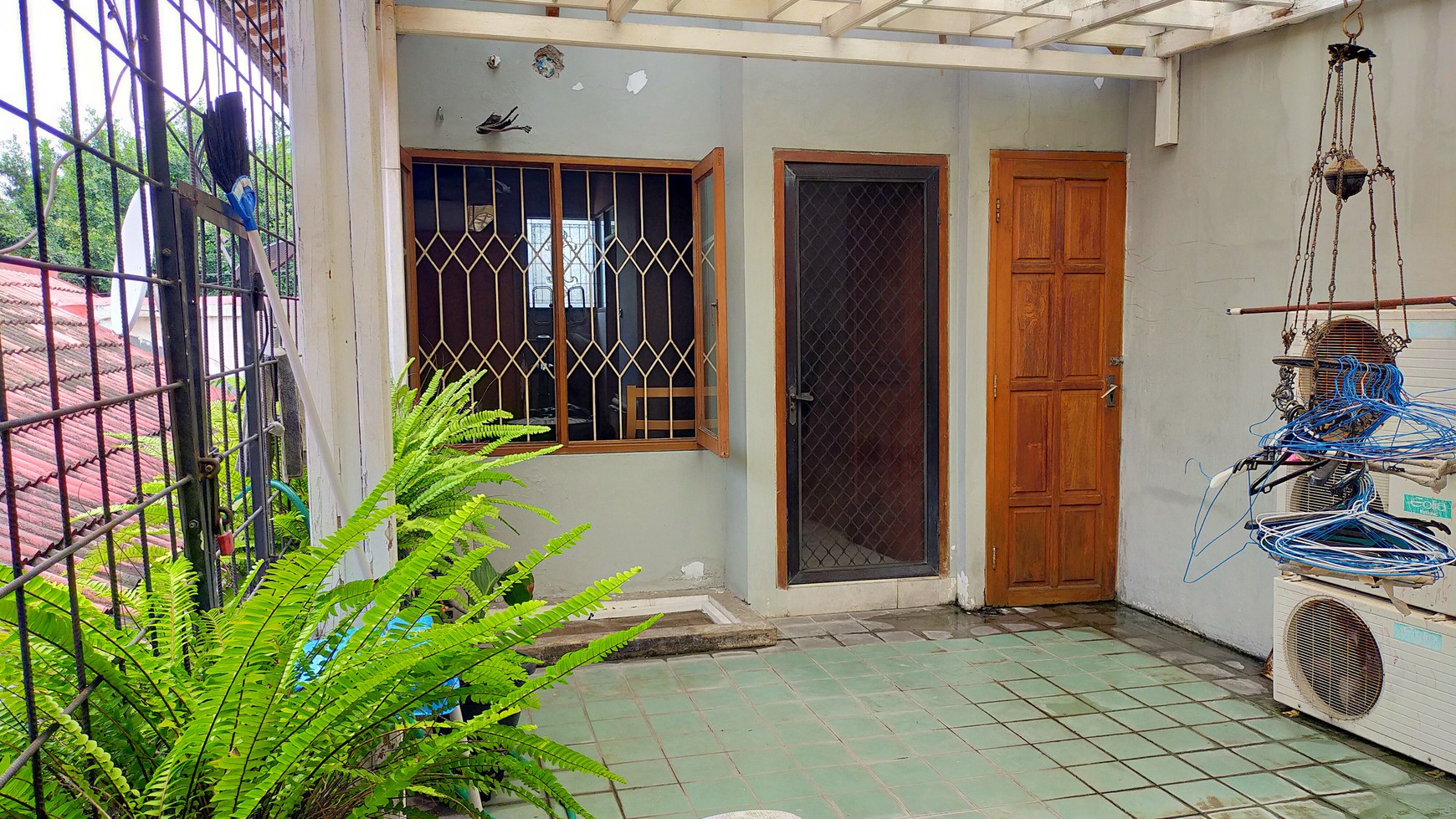 Rumah Klasik Dengan Fasilitas Kolam Renang Pribadi di Lokasi Strategis Dekat Stasiun MRT