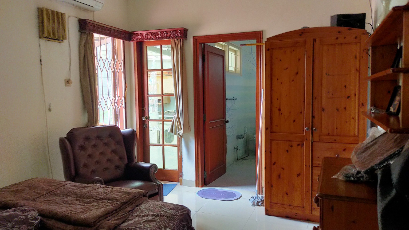 Rumah Klasik Dengan Fasilitas Kolam Renang Pribadi di Lokasi Strategis Dekat Stasiun MRT