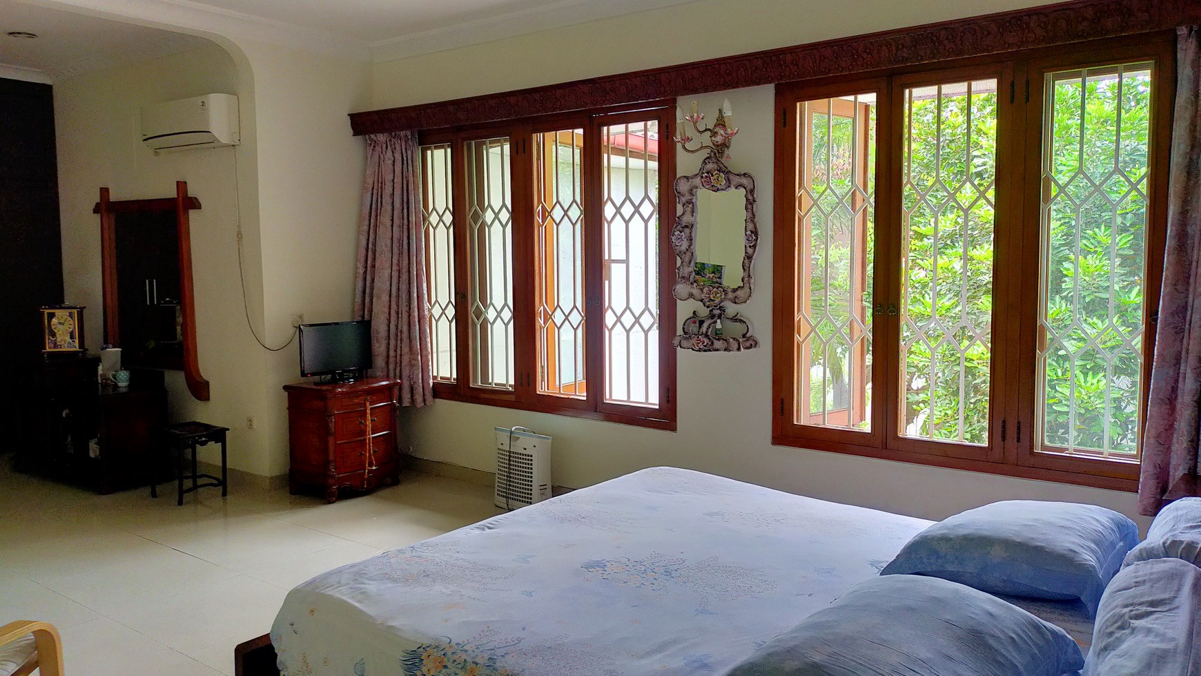 Rumah Klasik Dengan Fasilitas Kolam Renang Pribadi di Lokasi Strategis Dekat Stasiun MRT