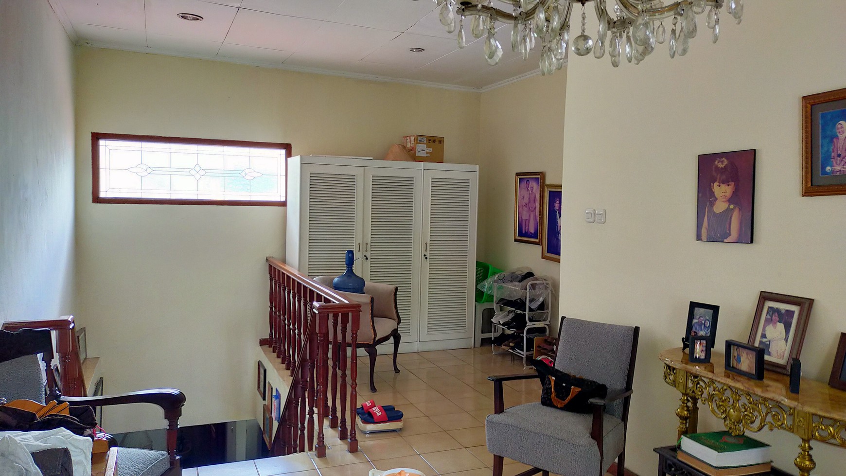 Rumah Klasik Dengan Fasilitas Kolam Renang Pribadi di Lokasi Strategis Dekat Stasiun MRT