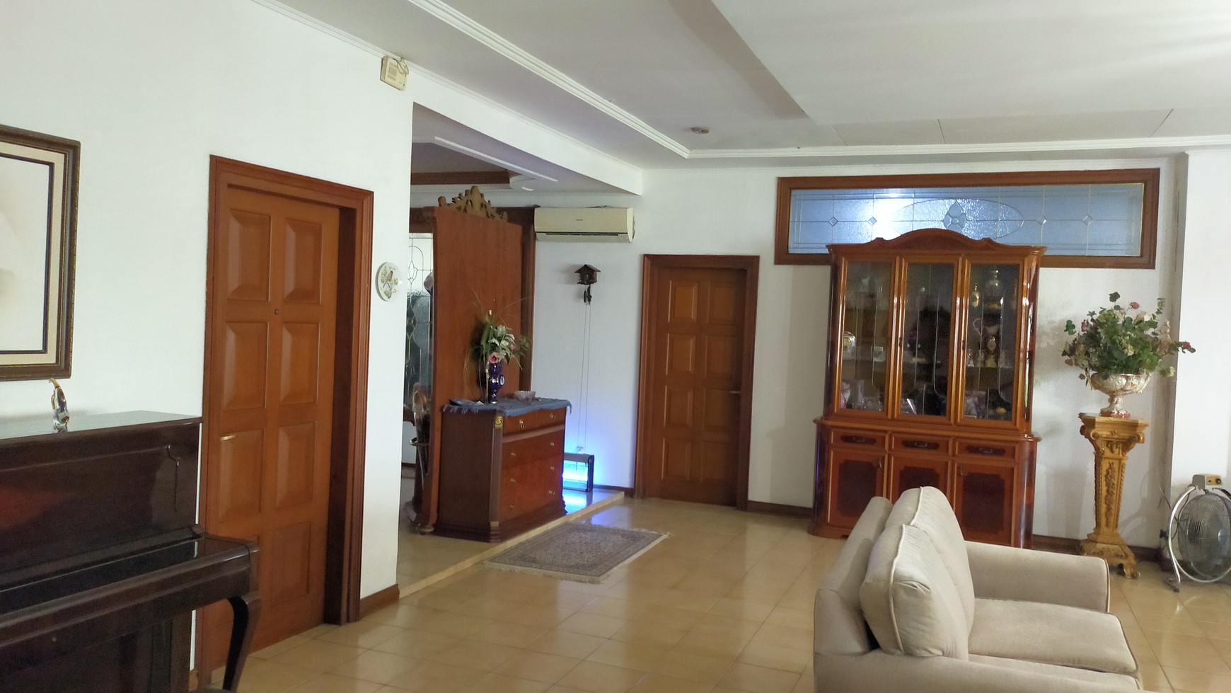 Rumah Klasik Dengan Fasilitas Kolam Renang Pribadi di Lokasi Strategis Dekat Stasiun MRT