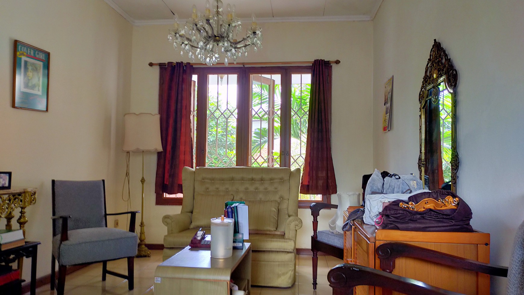 Rumah Klasik Dengan Fasilitas Kolam Renang Pribadi di Lokasi Strategis Dekat Stasiun MRT