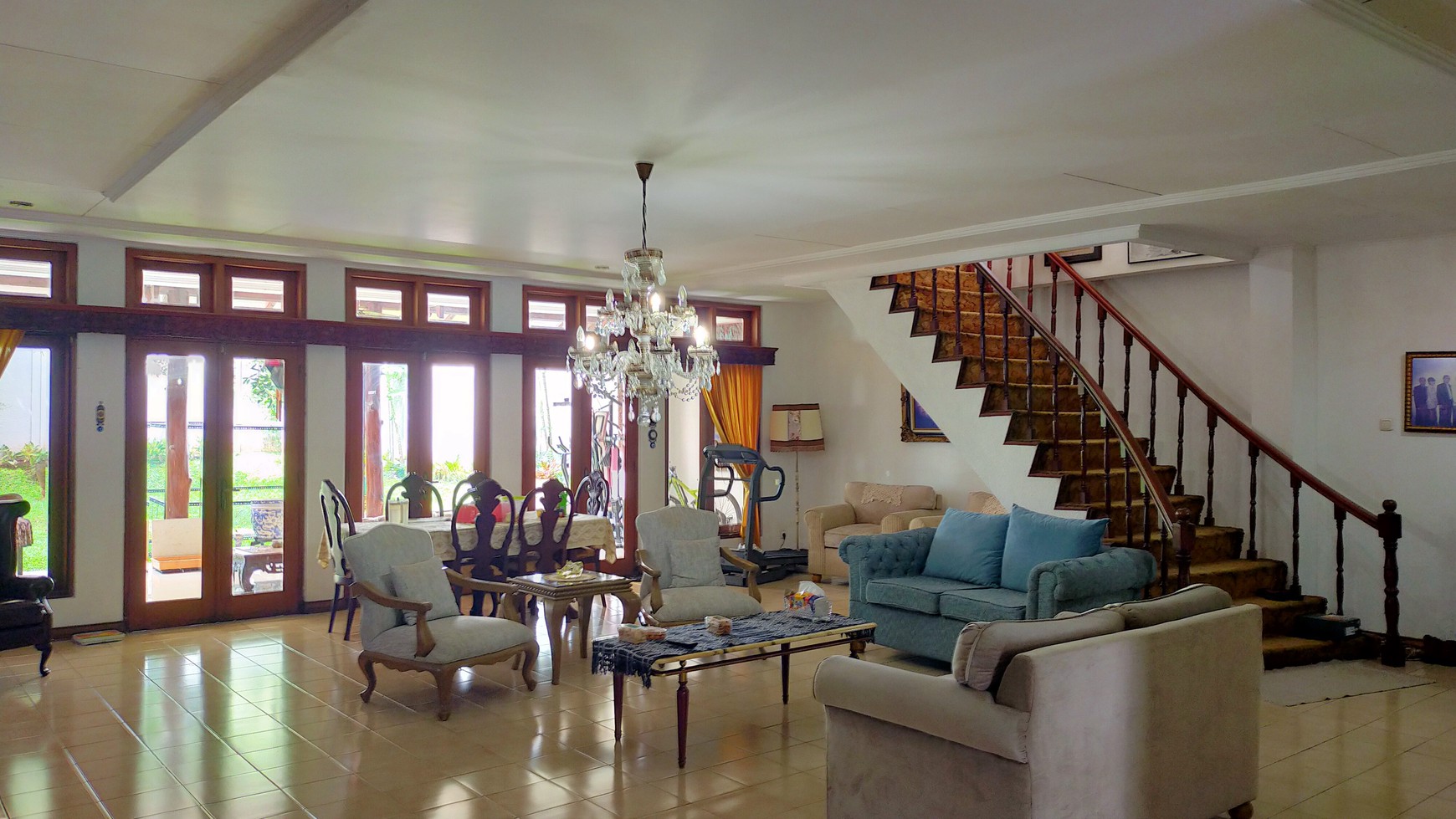 Rumah Klasik Dengan Fasilitas Kolam Renang Pribadi di Lokasi Strategis Dekat Stasiun MRT