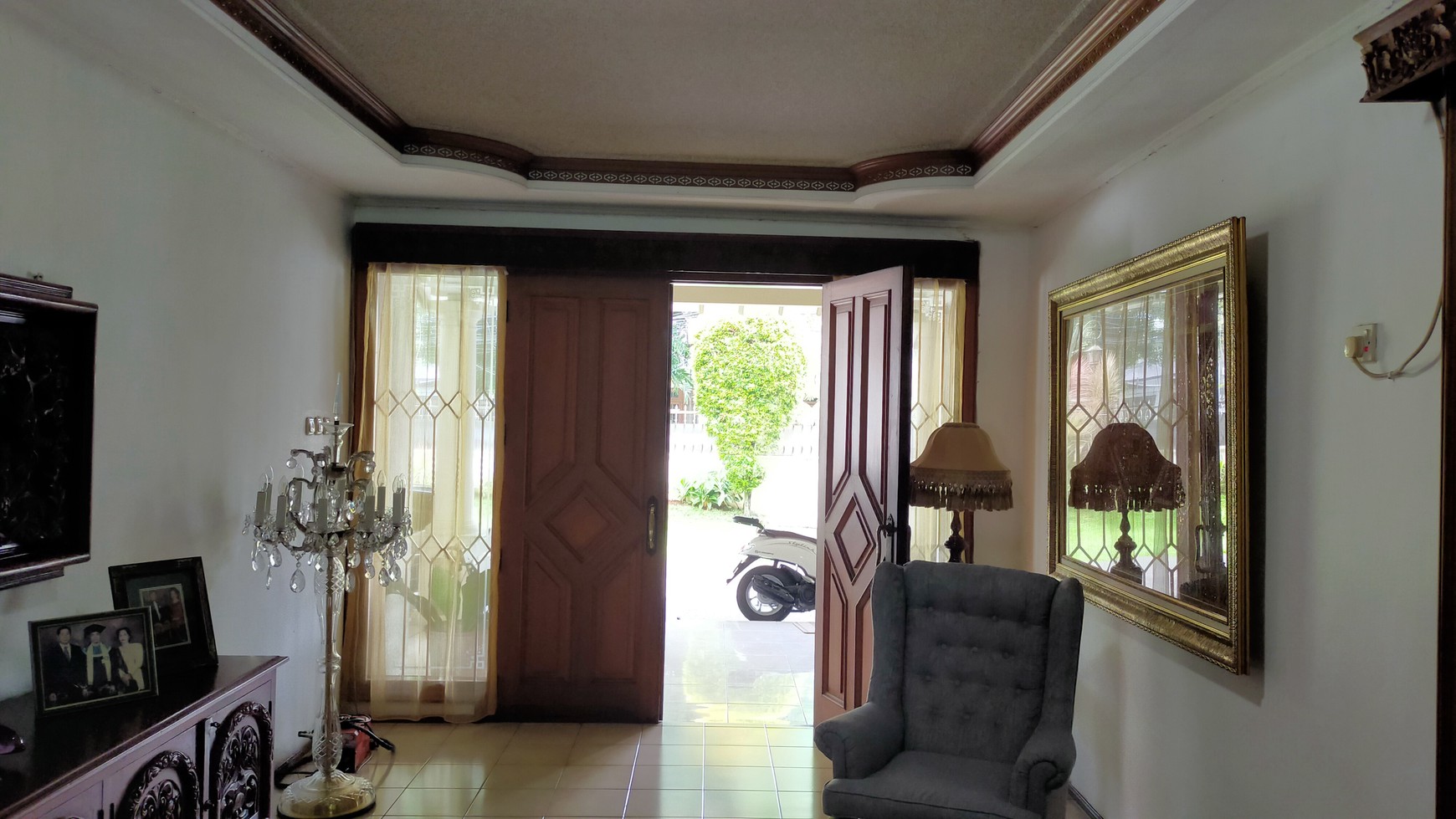 Rumah Klasik Dengan Fasilitas Kolam Renang Pribadi di Lokasi Strategis Dekat Stasiun MRT