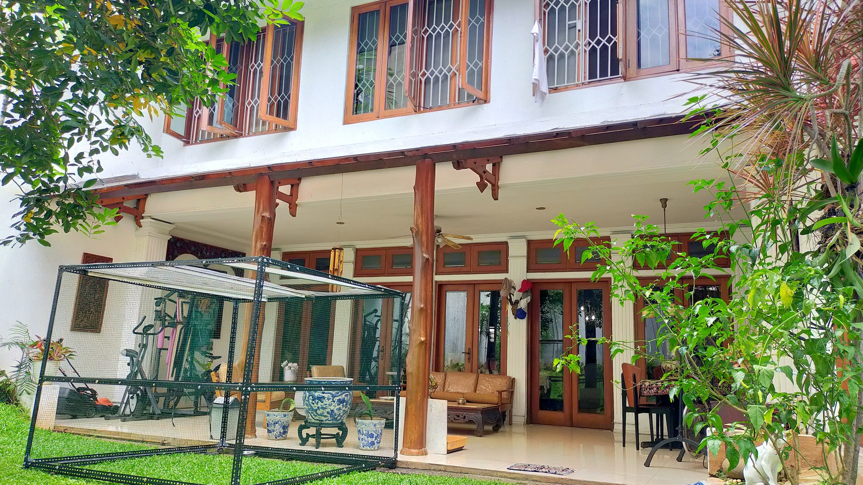 Rumah Klasik Dengan Fasilitas Kolam Renang Pribadi di Lokasi Strategis Dekat Stasiun MRT