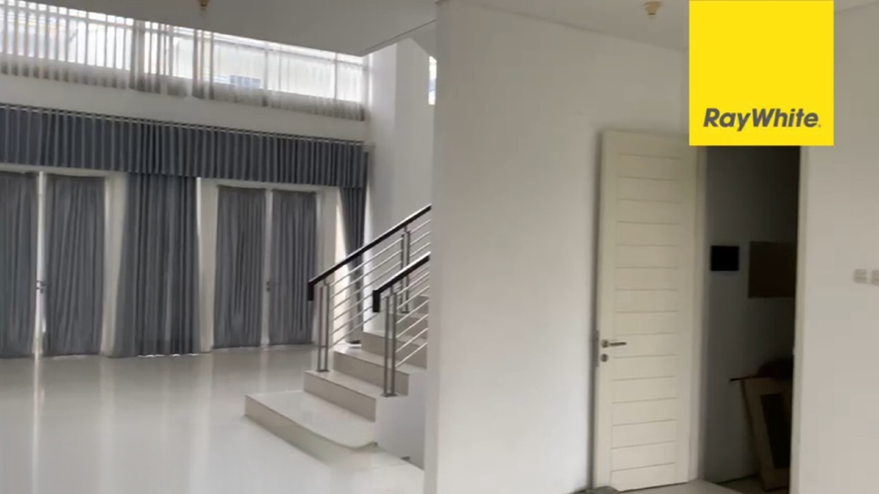 Disewakan Rumah Royal Residence - Raya Luar Cluster Dekat Citraland, Pakuwon Indah, Dian Istana